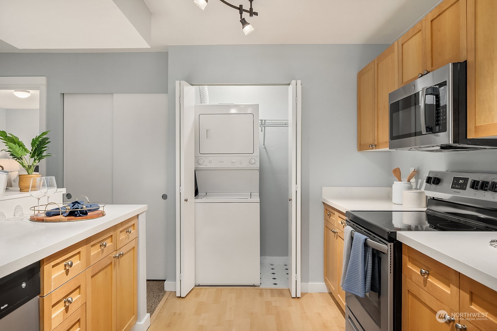 9805 Avondale Road Northeast, Unit R149 Redmond, WA 98052 - Photo 9 of 21 a kitchen with stainless steel appliances granite countertop a sink stove and refrigerator