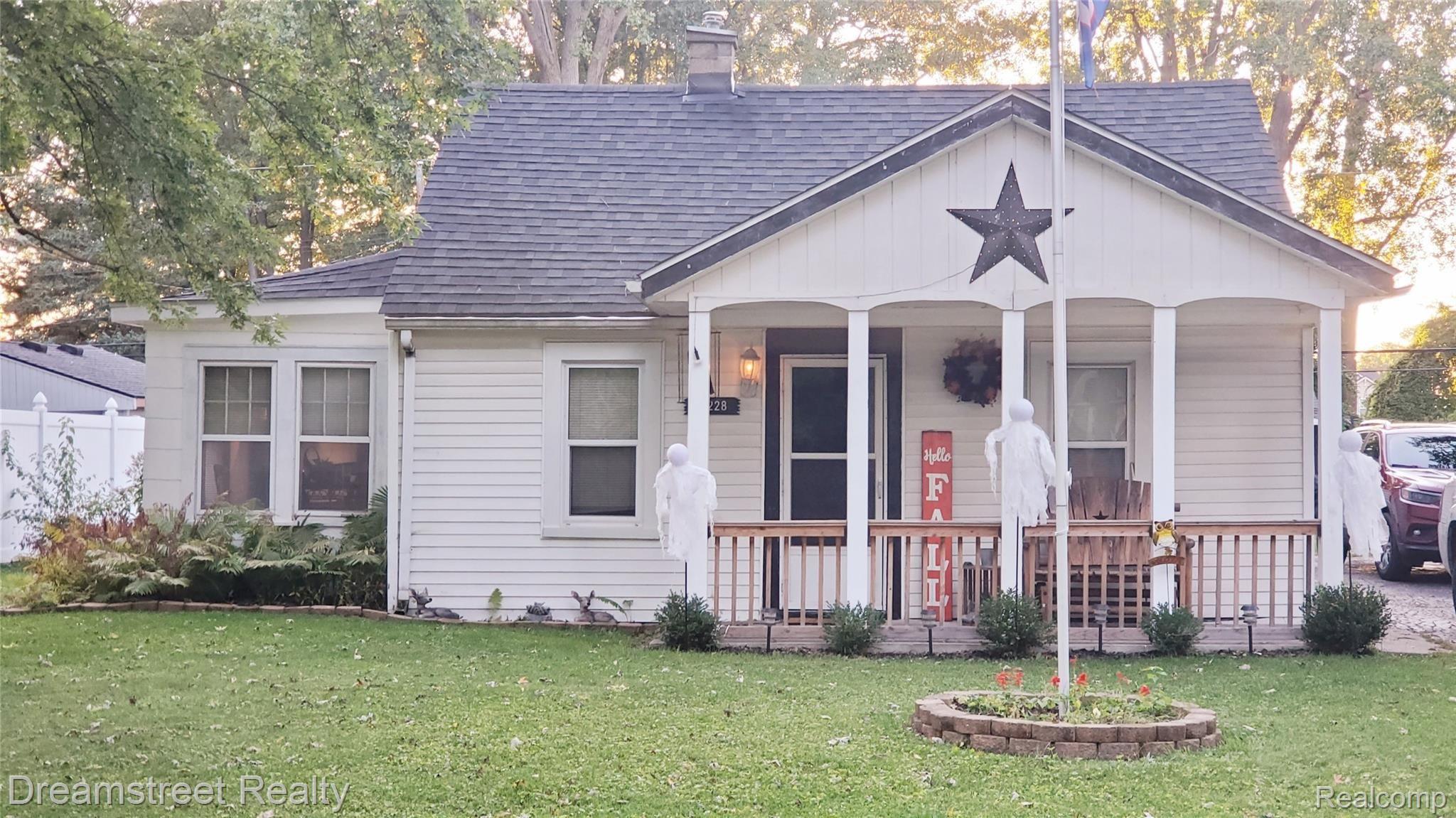 11228 Cape Cod Street Taylor, MI 48180 - Photo 1 of 15 20201006_131816.jpg