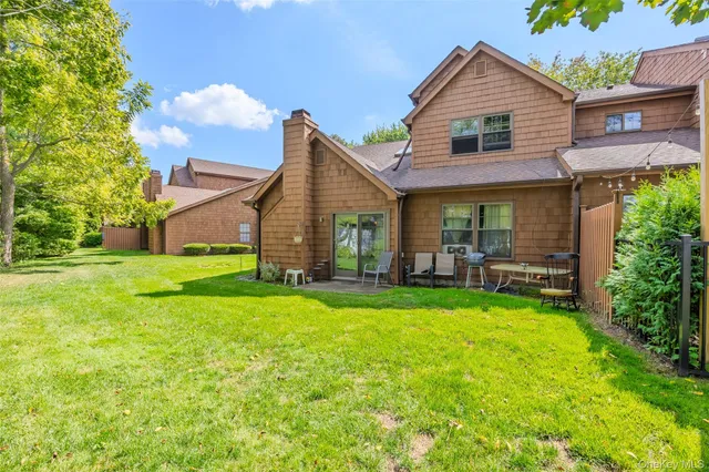 a view of a yard in front of house