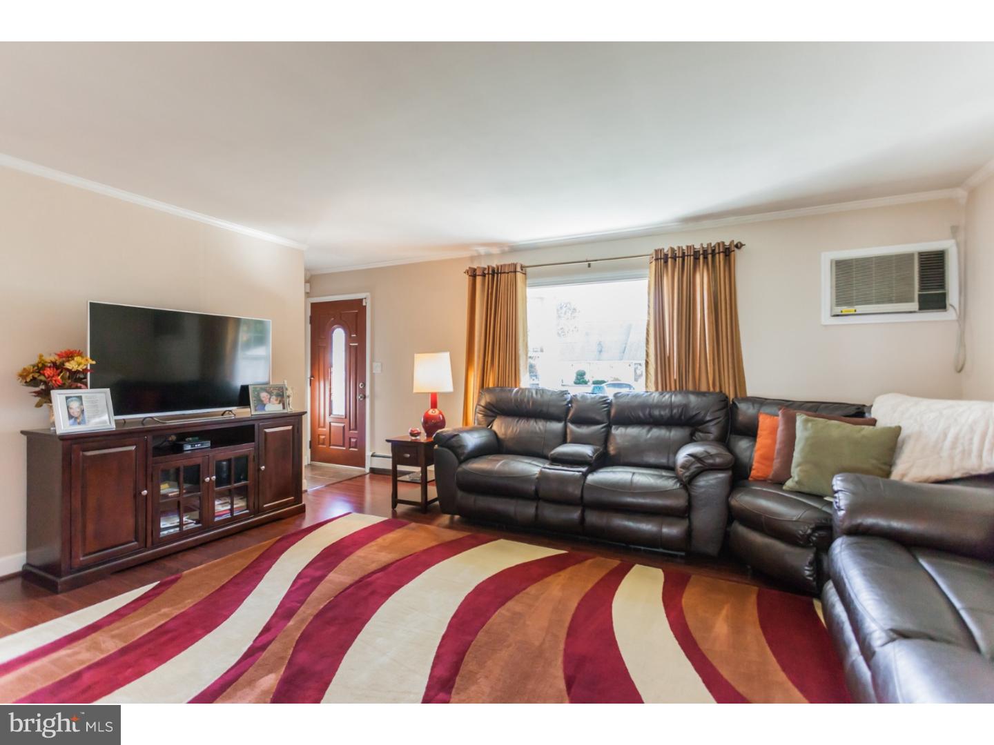 9 Quakeroak Road Levittown, PA 19057 - Photo 12 of 18 Living Room