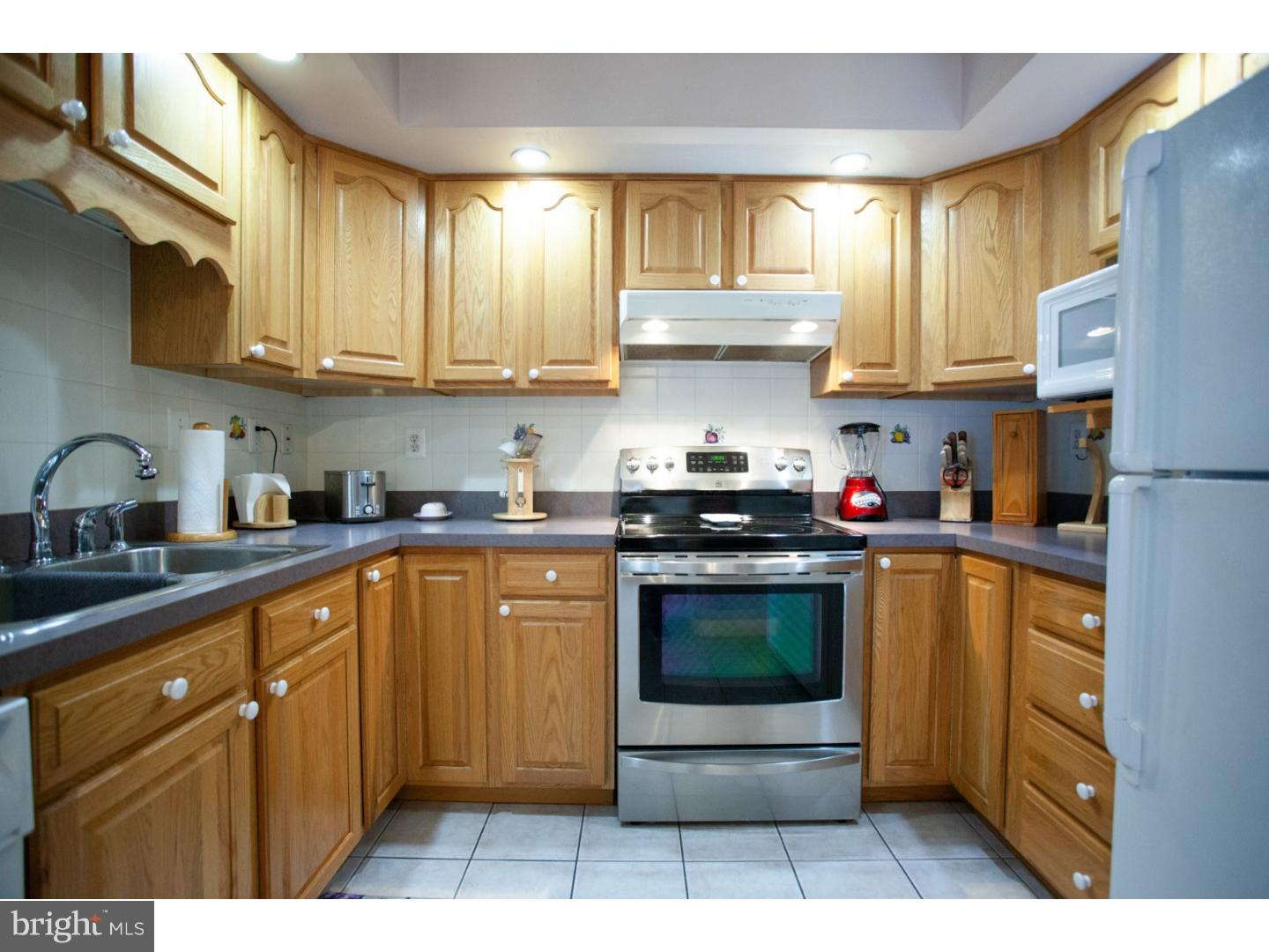 9 Quakeroak Road Levittown, PA 19057 - Photo 3 of 18 Kitchen