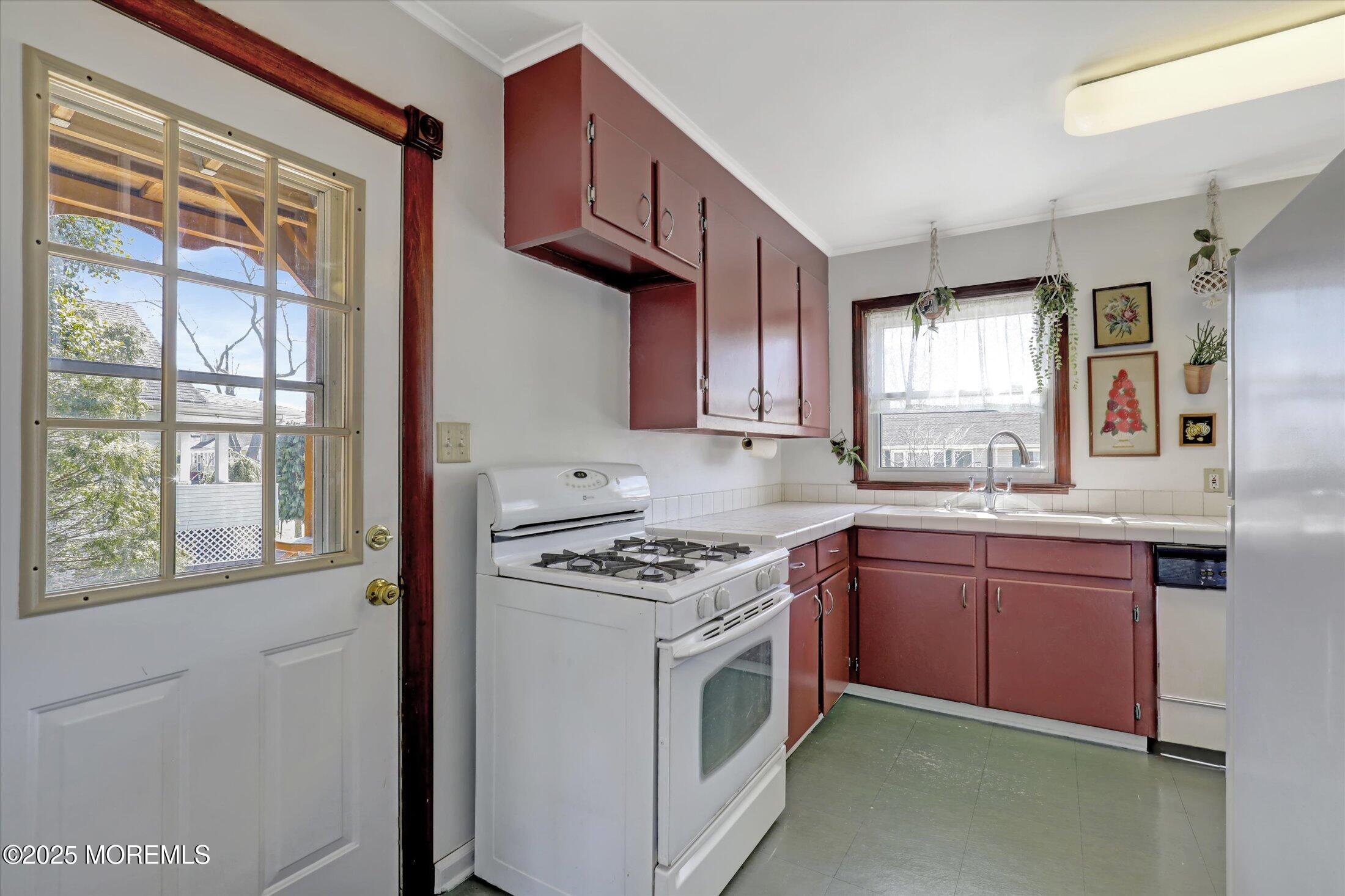 25 Ellis Street Freehold, NJ 07728 - Photo 12 of 41 16-Kitchen