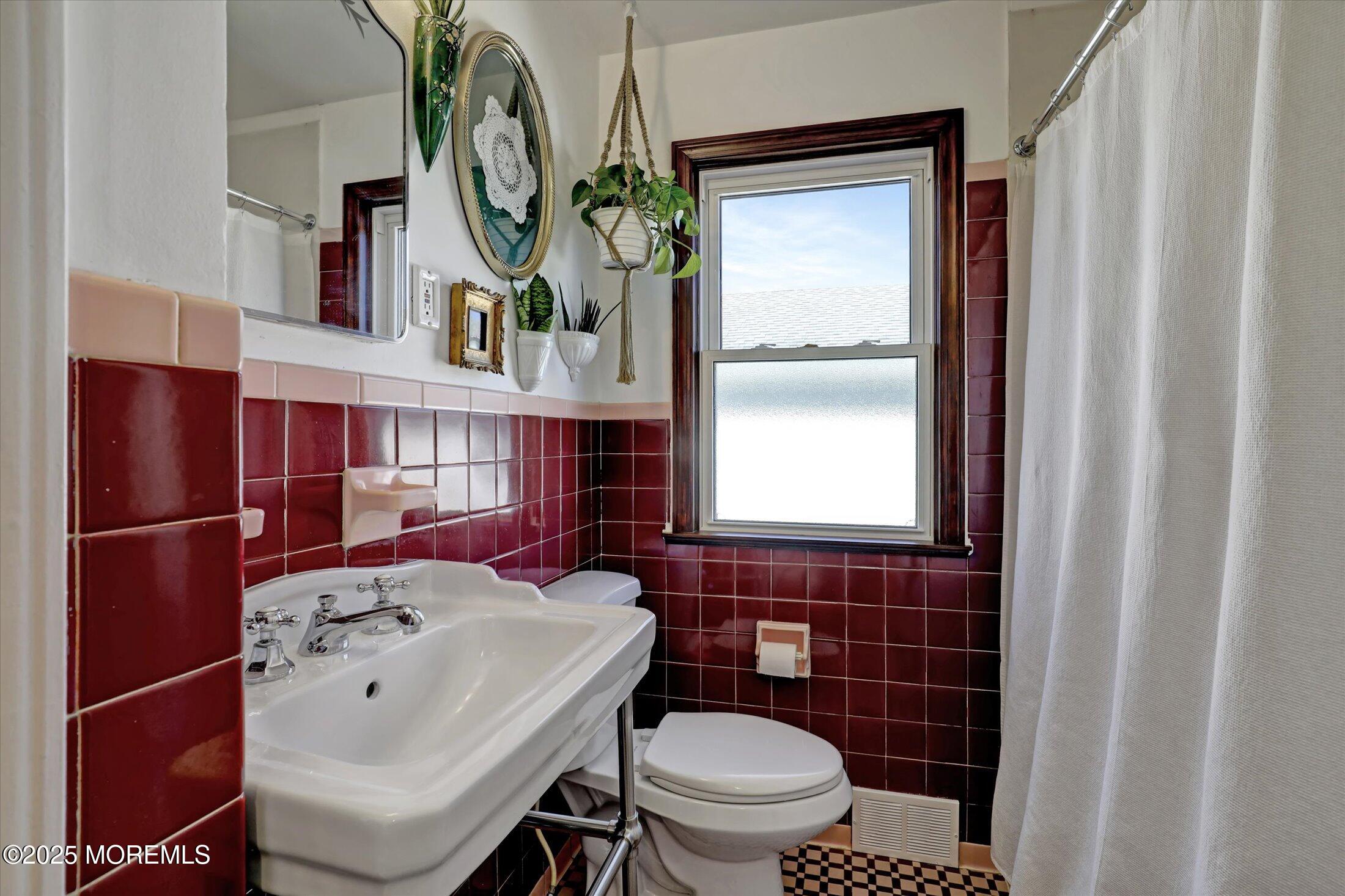 25 Ellis Street Freehold, NJ 07728 - Photo 21 of 41 25-Bathroom
