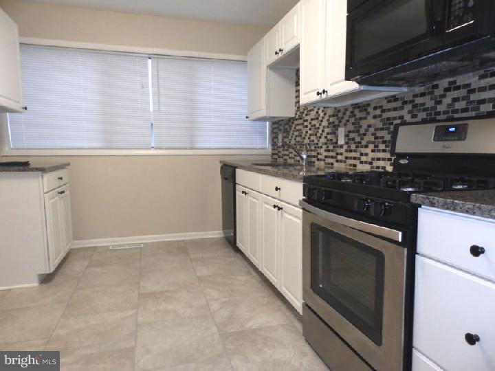 258 Probasco Road East Windsor, NJ 08520 - Photo 5 of 20 Kitchen