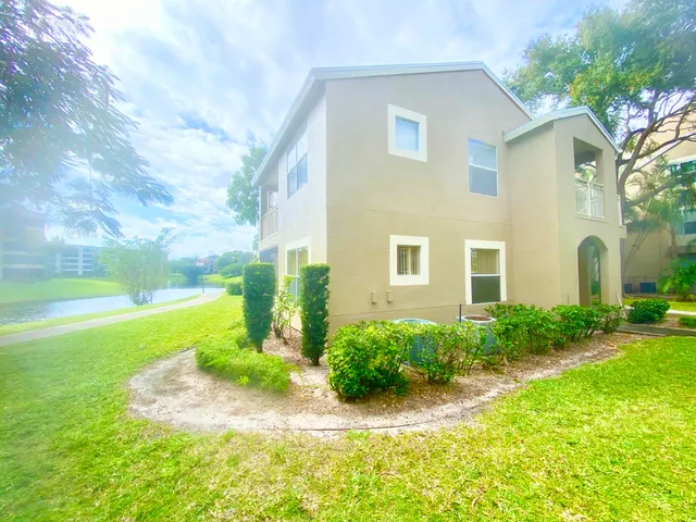 a view of a house with backyard and garden