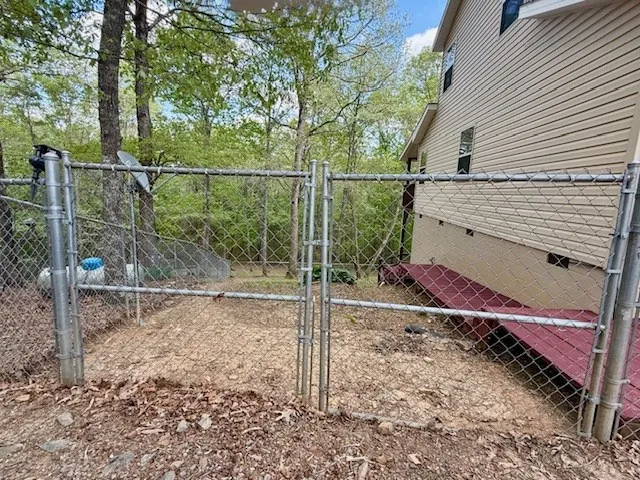 a view of a backyard