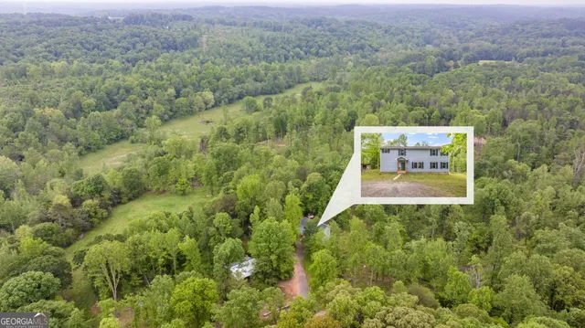 a view of a back yard