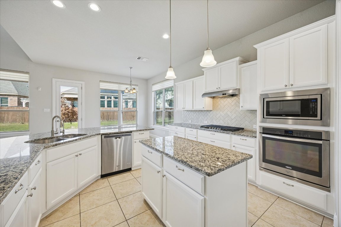 20516 Fairleaf Street Pflugerville, TX 78660 - Photo 13 of 38 Large kitchen with center island