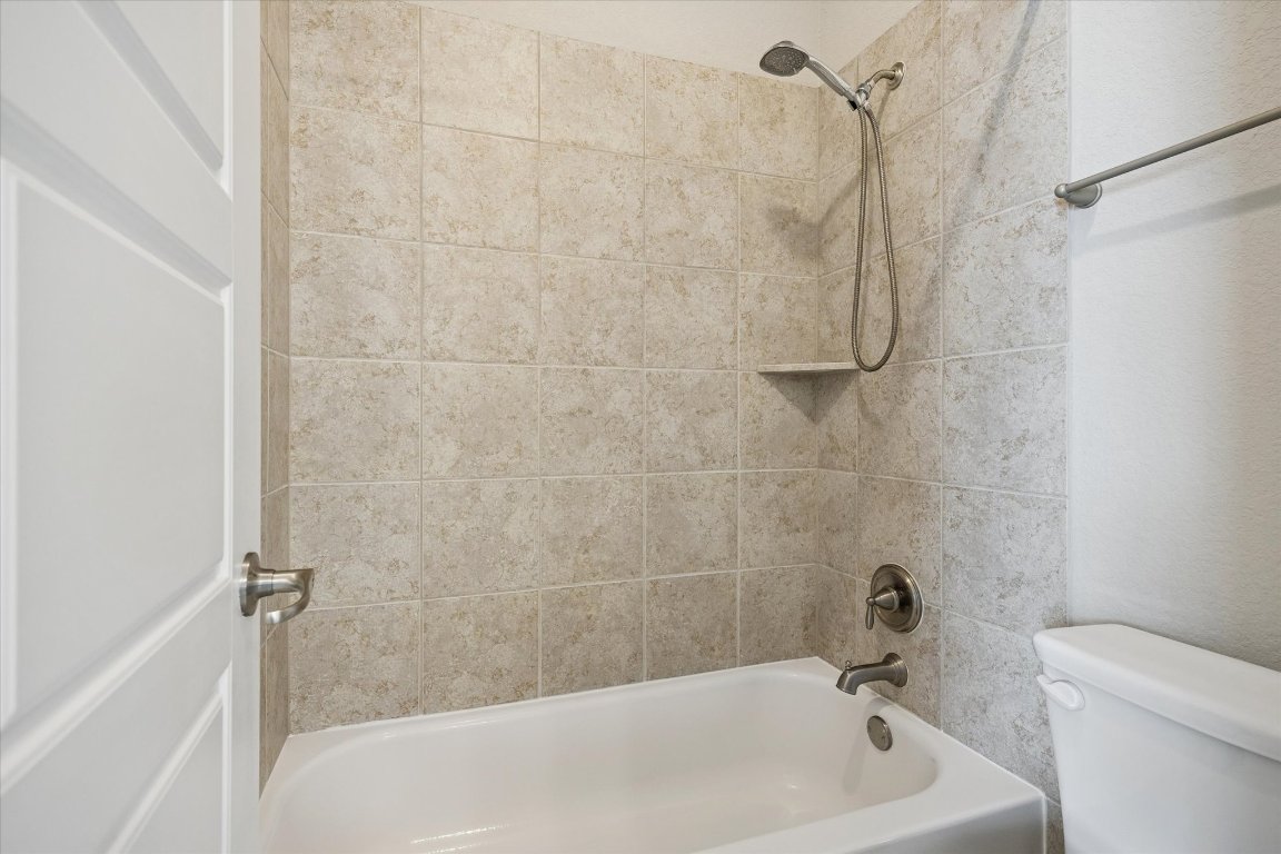 20516 Fairleaf Street Pflugerville, TX 78660 - Photo 33 of 38 Third full bathroom upstairs with bathtub