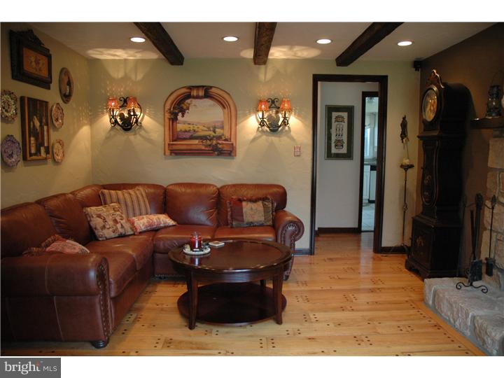 1071 Sorrel Road Huntingdon Valley, PA 19006 - Photo 4 of 23 Living Room