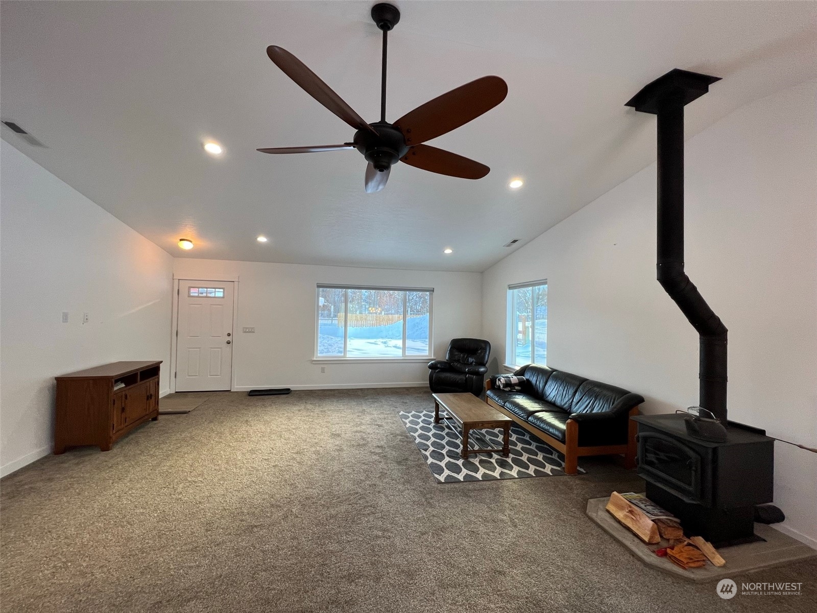 1004 Riverside Avenue Twisp, WA 98856 - Photo 5 of 40 a living room with furniture