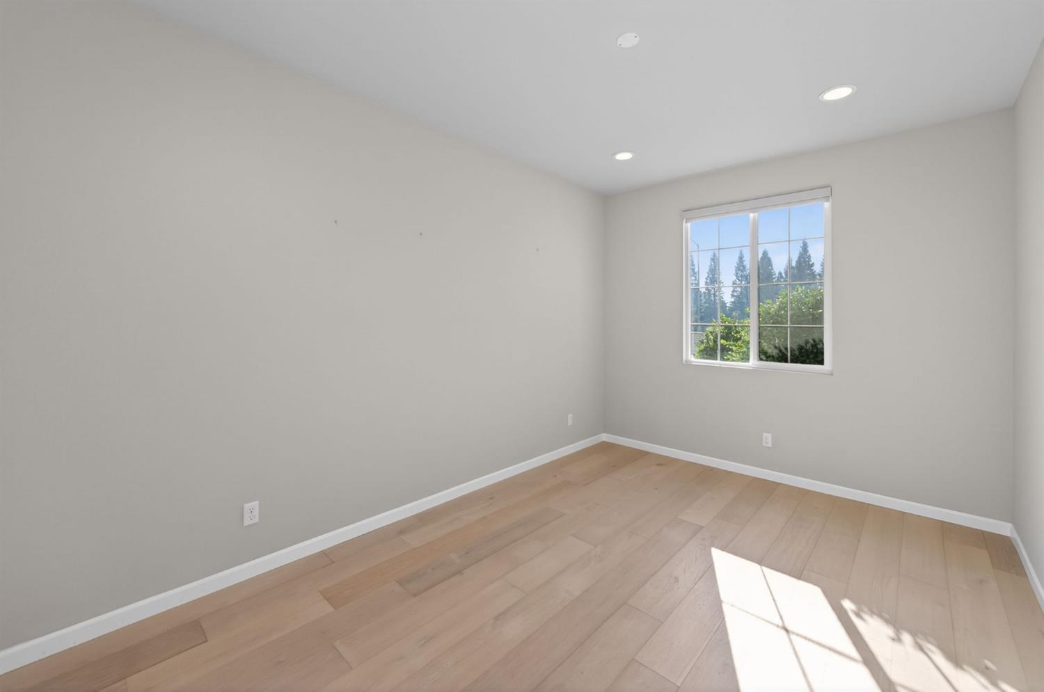 2431 Creekview Drive Merced, CA 95340 - Photo 18 of 38 an empty room with a window