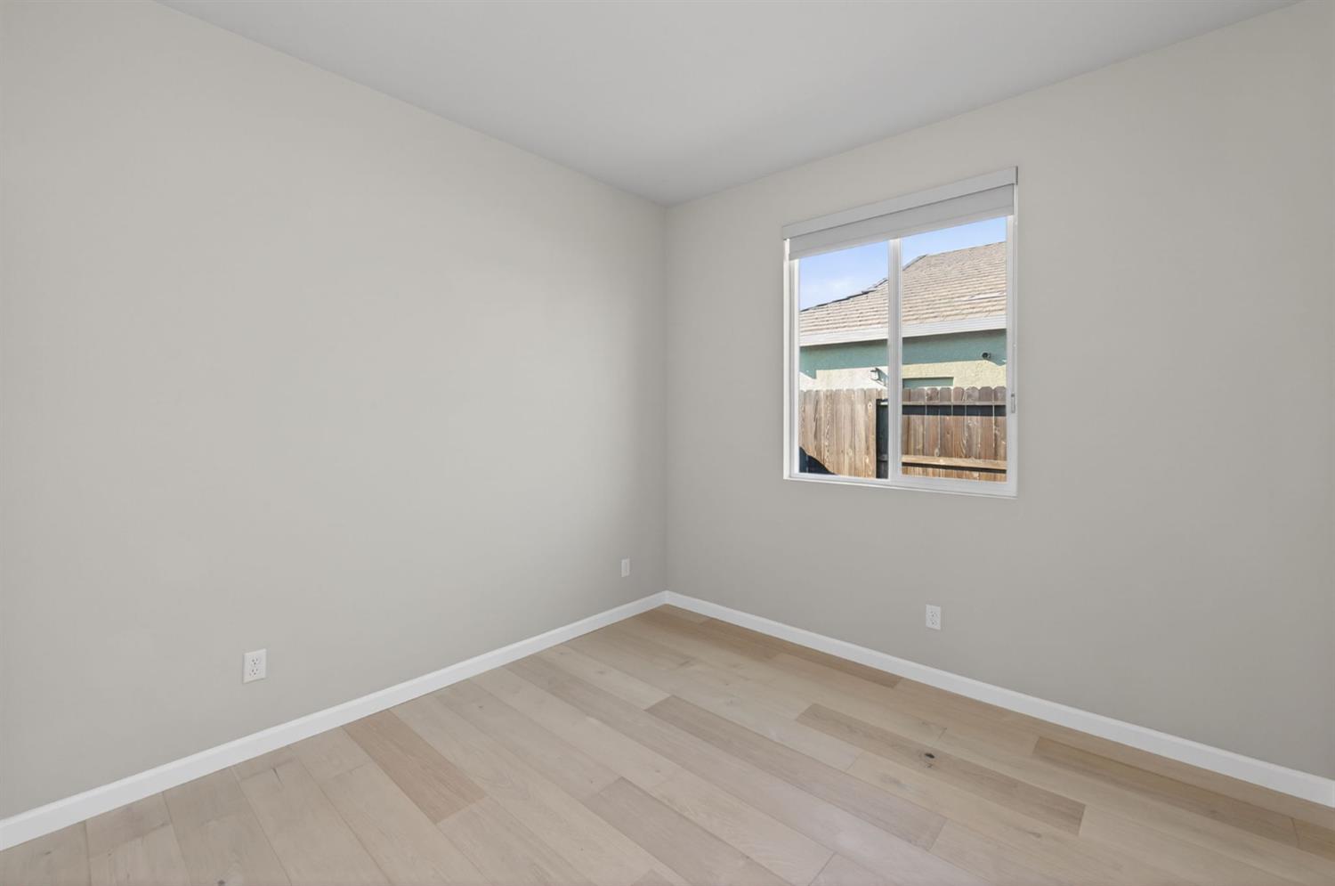 2431 Creekview Drive Merced, CA 95340 - Photo 29 of 38 an empty room with a window