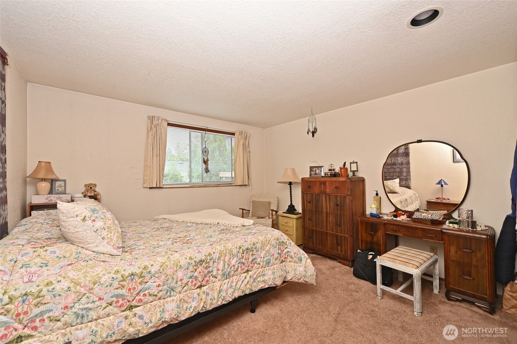 3323 Oakes Avenue, Unit 112 Everett, WA 98201 - Photo 15 of 31 a bedroom with a bed and a dresser