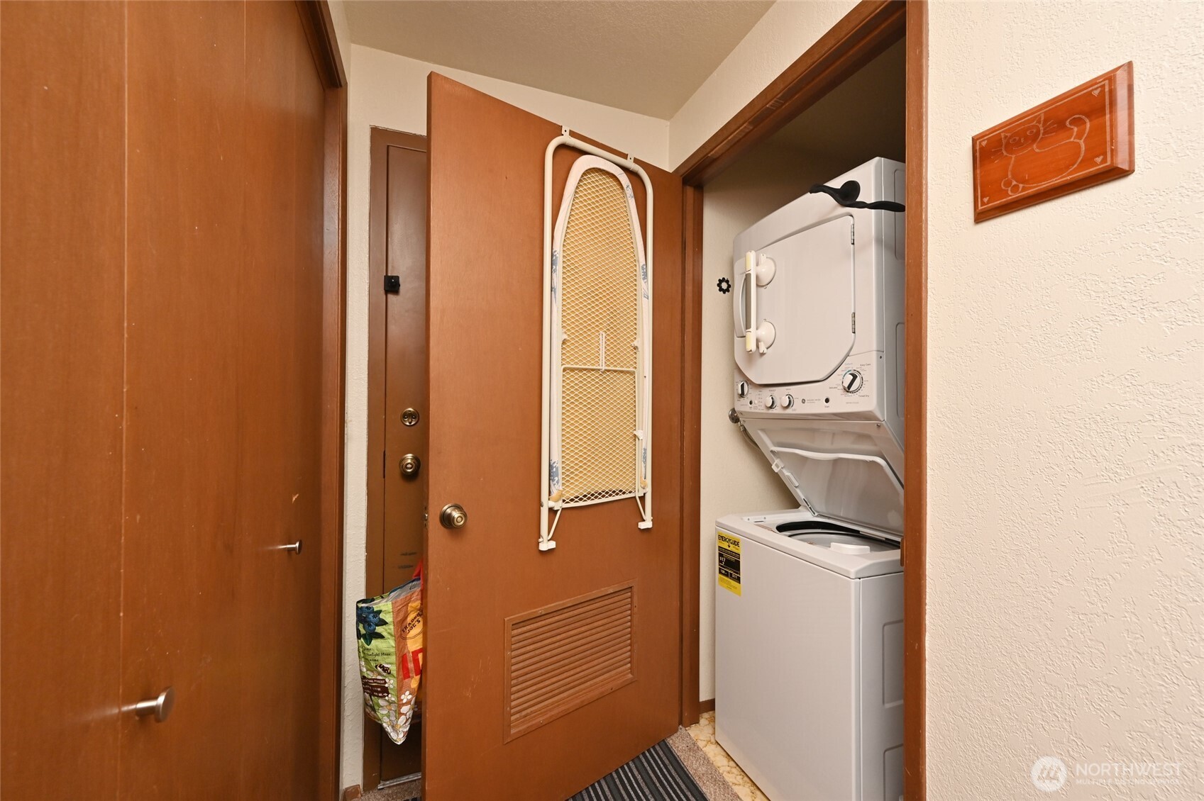 3323 Oakes Avenue, Unit 112 Everett, WA 98201 - Photo 22 of 31 a close up of a mirror