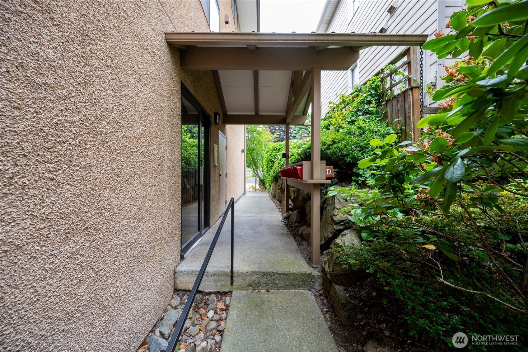 3323 Oakes Avenue, Unit 112 Everett, WA 98201 - Photo 30 of 31 a hallway with flowers in front of main door