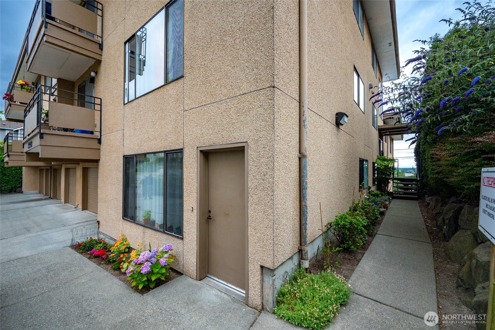 3323 Oakes Avenue, Unit 112 Everett, WA 98201 - Photo 3 of 31 a front view of a house
