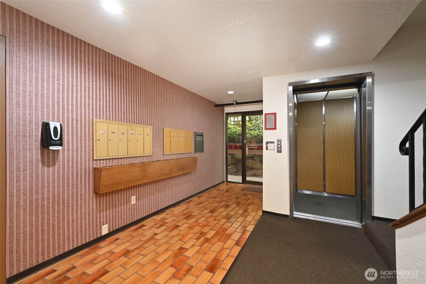 3323 Oakes Avenue, Unit 112 Everett, WA 98201 - Photo 6 of 31 a view of hallway with a large window