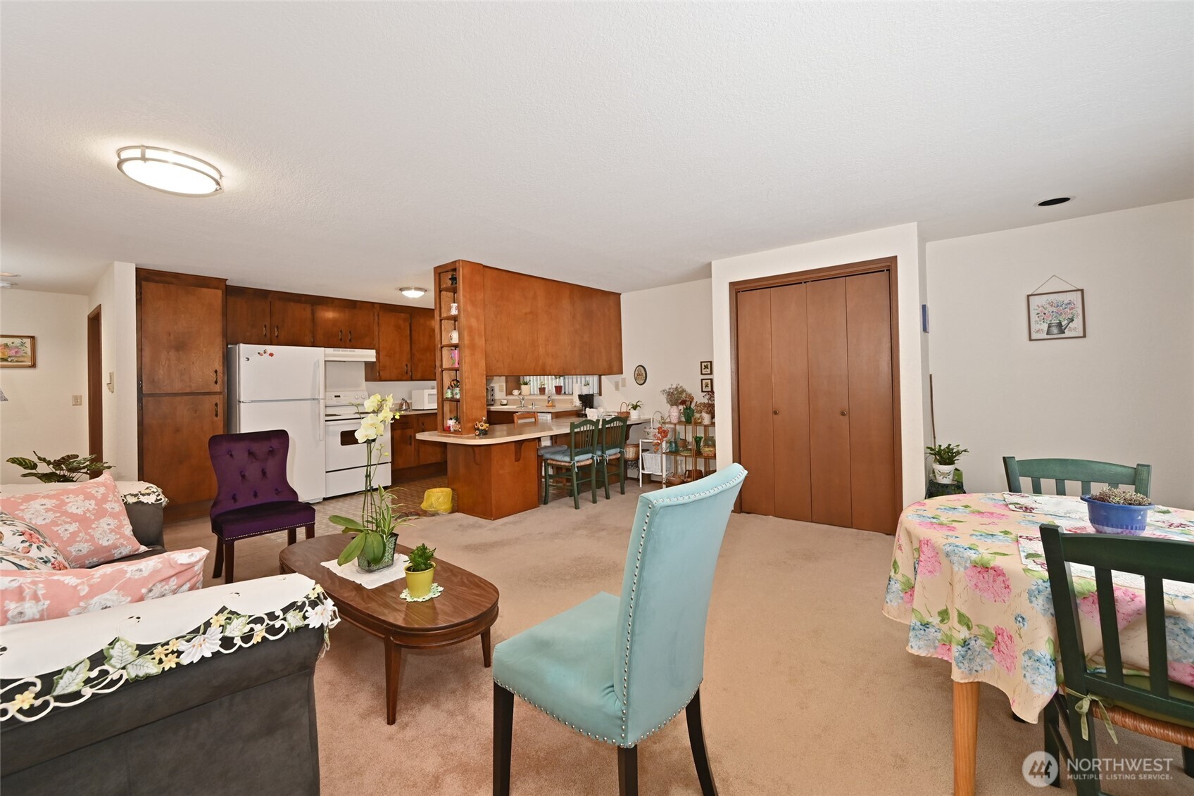 3323 Oakes Avenue, Unit 112 Everett, WA 98201 - Photo 9 of 31 a living room with furniture and a table
