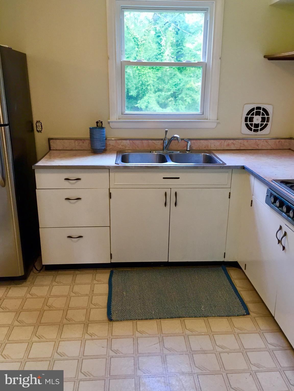 805 Providence Road Baltimore, MD 21286 - Photo 5 of 11 Kitchen