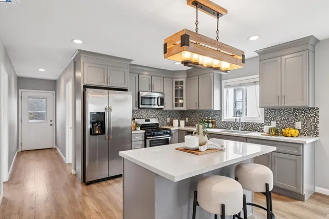 $800,000 | 332 West Broadmoor Boulevard, San Leandro, CA 94577