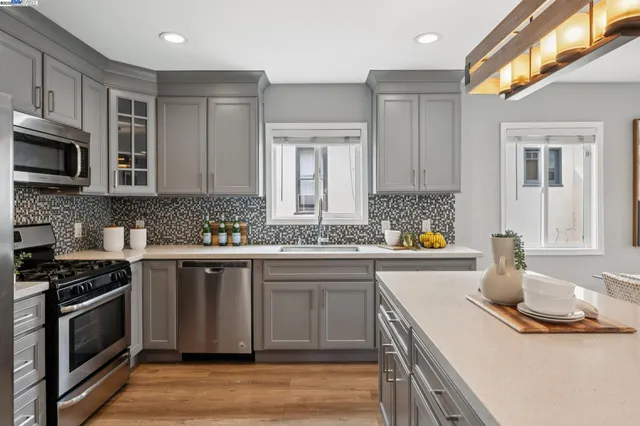 $800,000 | 332 West Broadmoor Boulevard, San Leandro, CA 94577