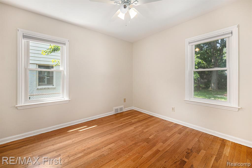1070 Hampton Road Grosse Pointe Woods, MI 48236 - Photo 10 of 22