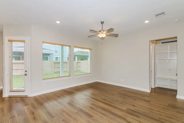 $2,995 | 2410 Yacht Hbr Drive, Kemah, TX 77565