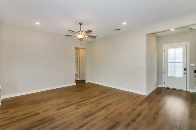 $2,995 | 2410 Yacht Hbr Drive, Kemah, TX 77565