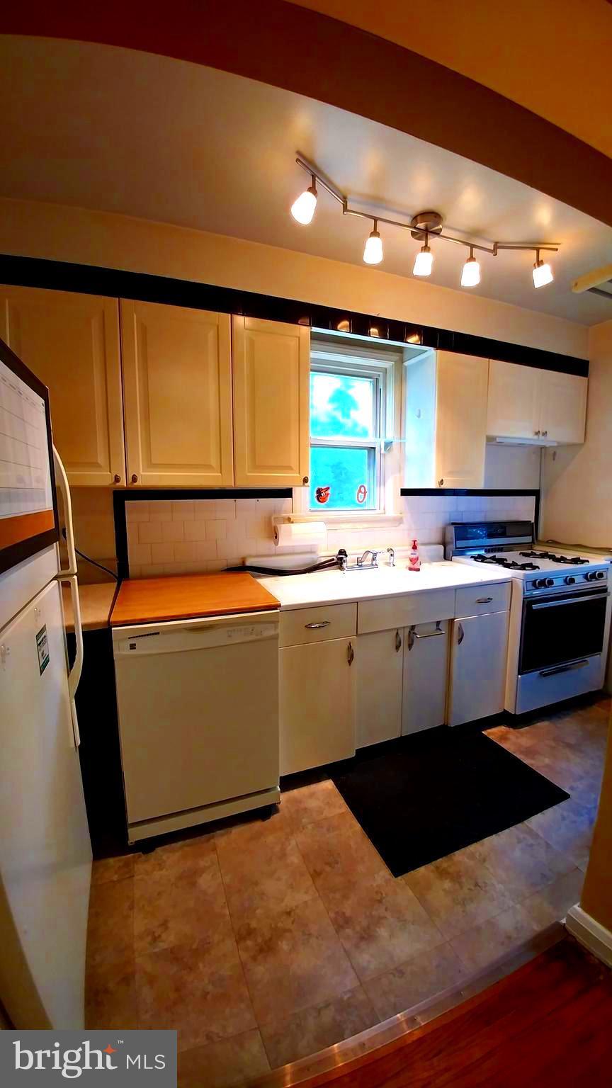 704 St Dunstans Road Baltimore, MD 21212 - Photo 4 of 9 Kitchen