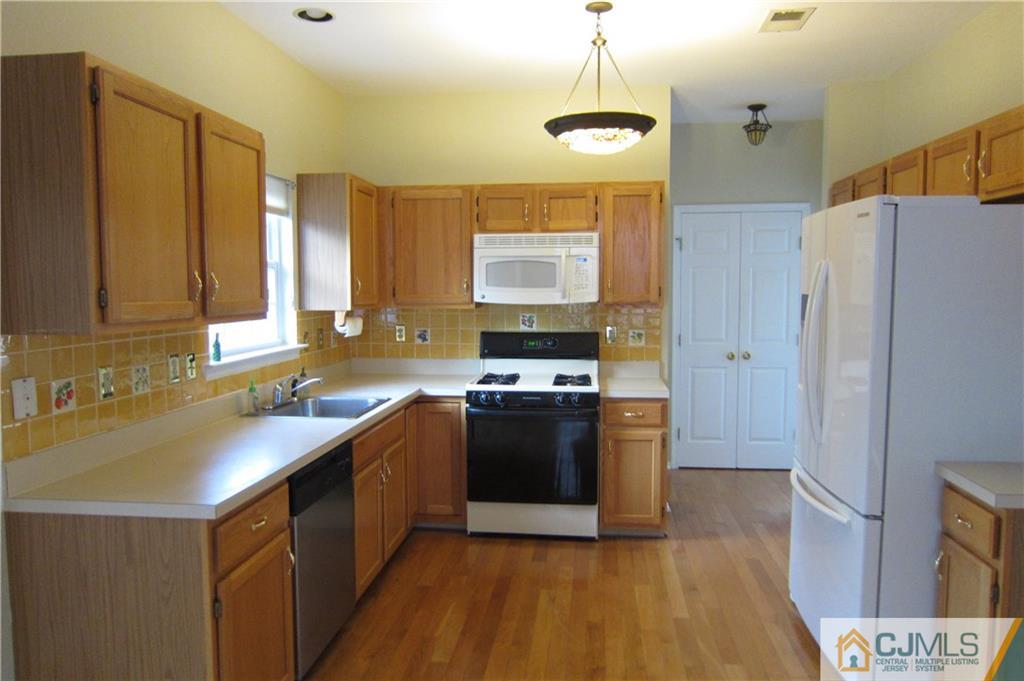 27 Yorktown Road Monmouth Junction, NJ 08852 - Photo 4 of 10 Gallery Image 4