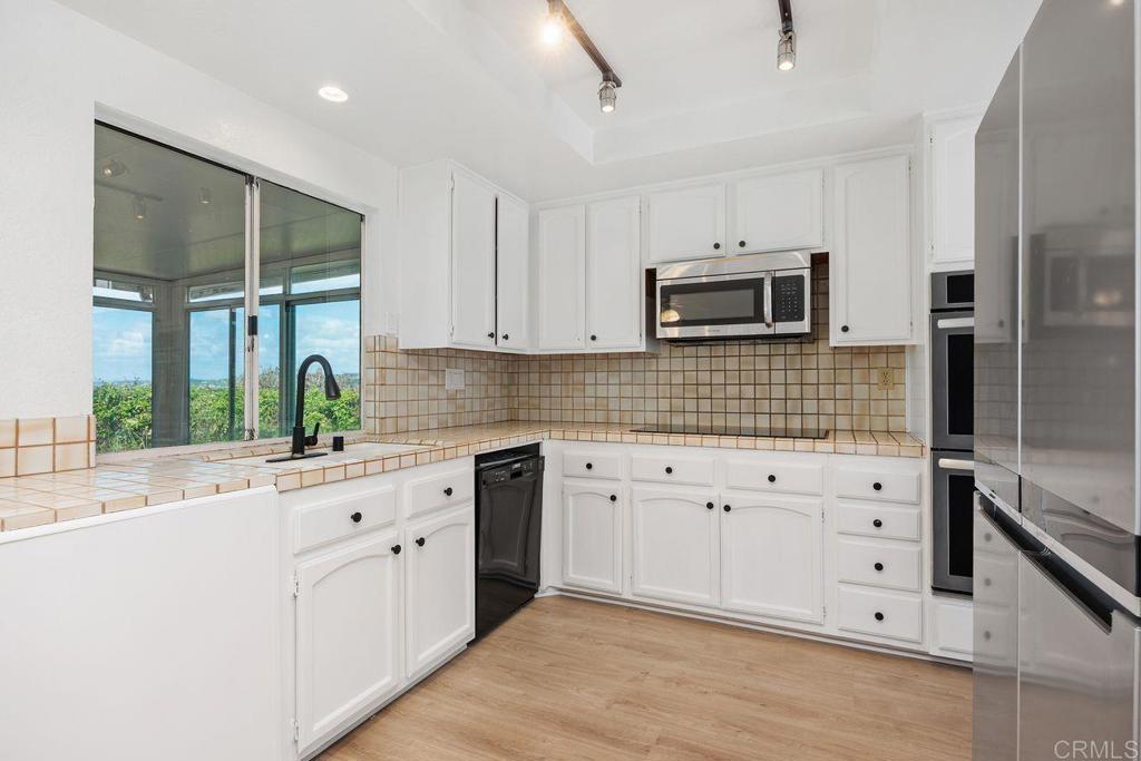 1402 Village View Road Encinitas, CA 92024 - Photo 11 of 38