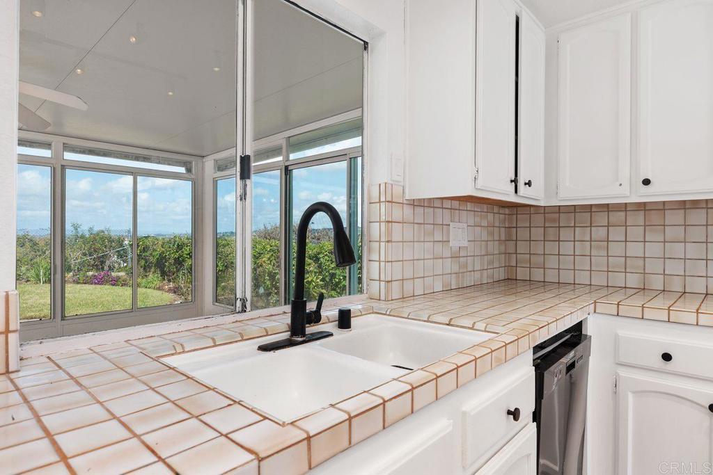 1402 Village View Road Encinitas, CA 92024 - Photo 12 of 38