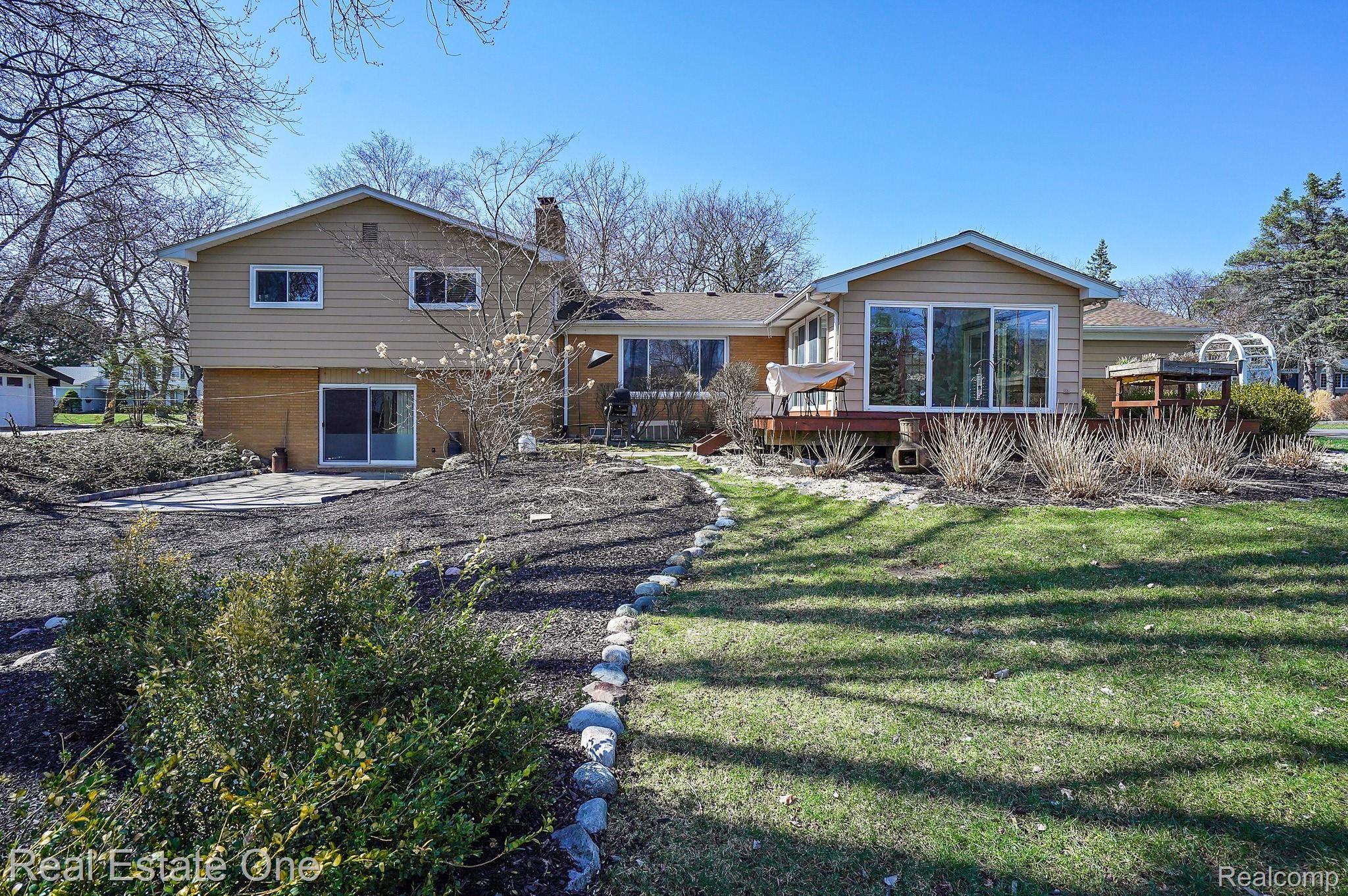 5891 Shaun Road West Bloomfield, MI 48322 - Photo 33 of 37 032 Backyard.jpg