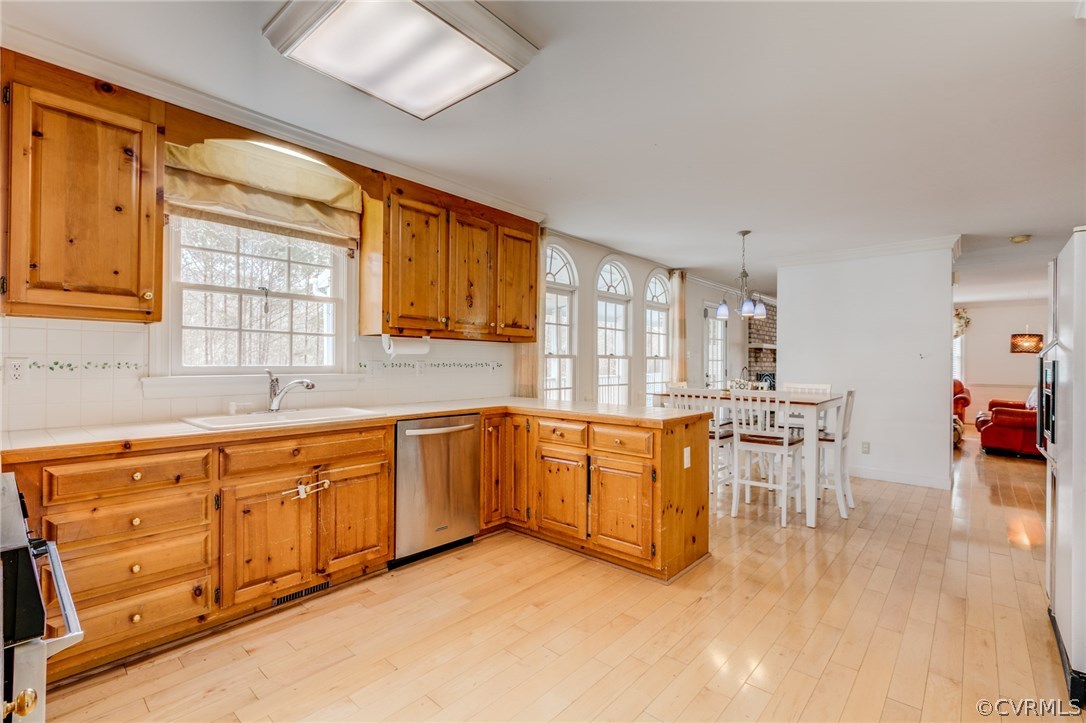 9501 Elkwood Road Midlothian, VA 23112 - Photo 7 of 22 Kitchen features Bella Wood flooring and tons of c