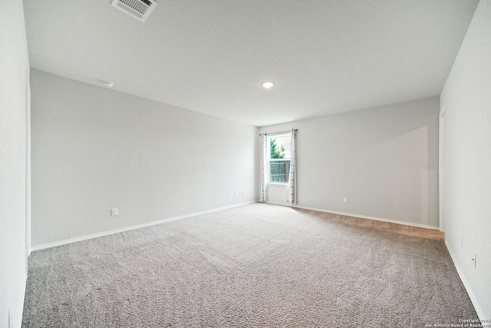 6534 Augustus Magee San Antonio, TX 78220 - Photo 15 of 25 an empty room with windows