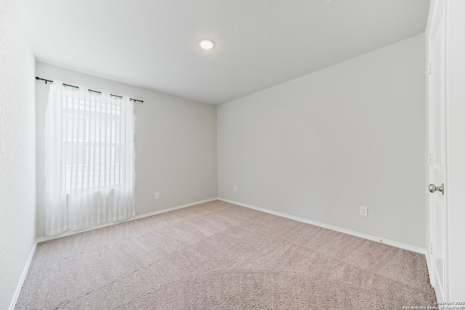 6534 Augustus Magee San Antonio, TX 78220 - Photo 19 of 25 an empty room with windows