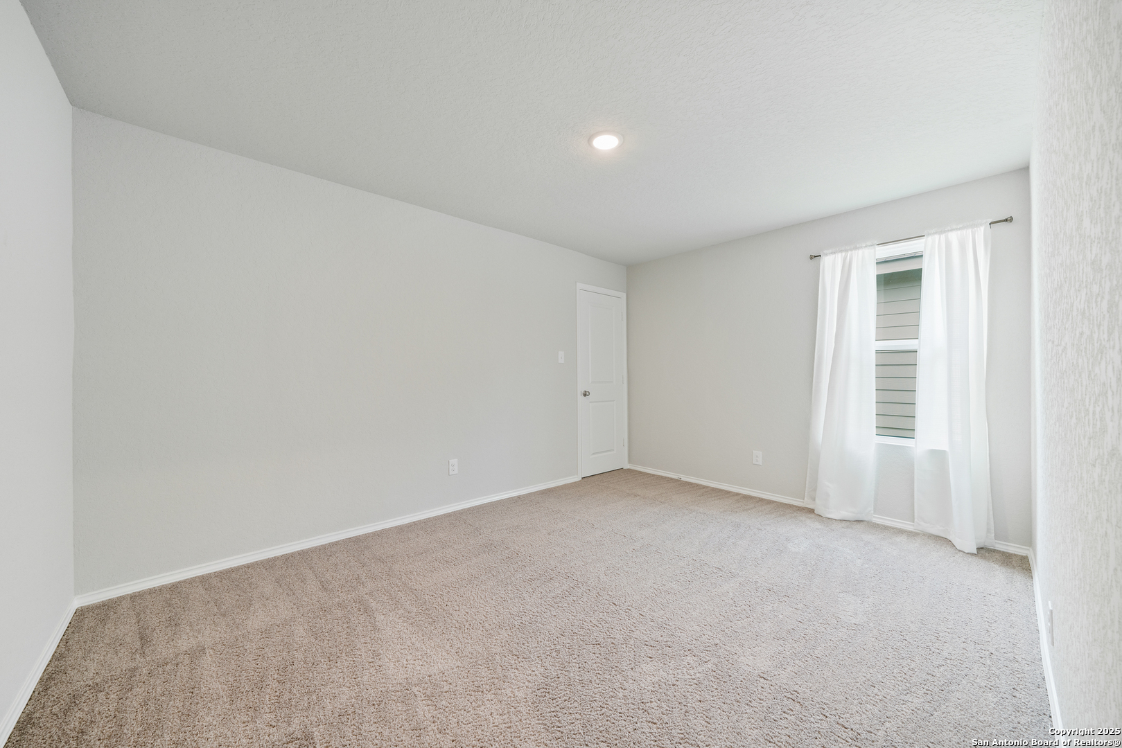 6534 Augustus Magee San Antonio, TX 78220 - Photo 21 of 25 an empty room with windows