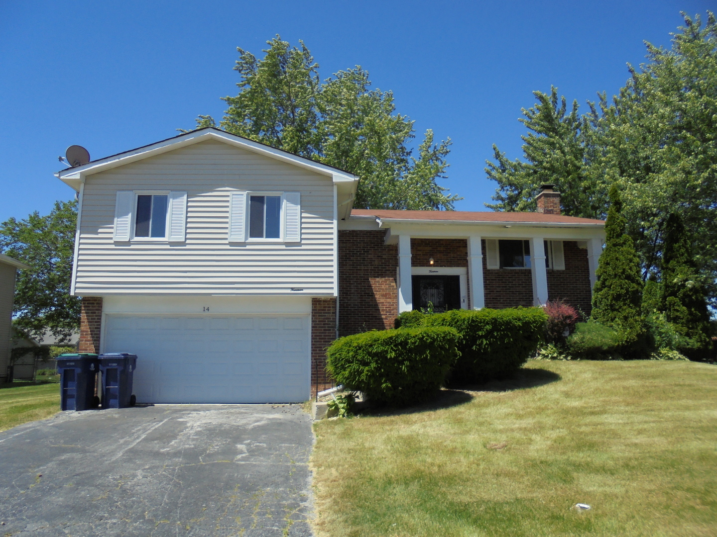 14 Oakview Road Matteson, IL 60443 - Photo 1 of 12 a house view with a garden space