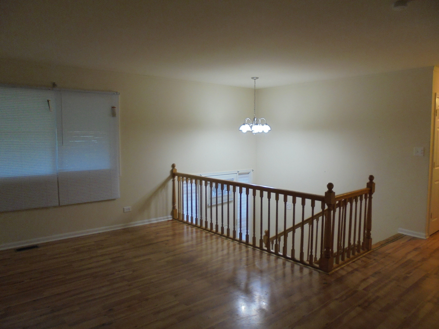 14 Oakview Road Matteson, IL 60443 - Photo 4 of 12 a view of entryway with wooden floor