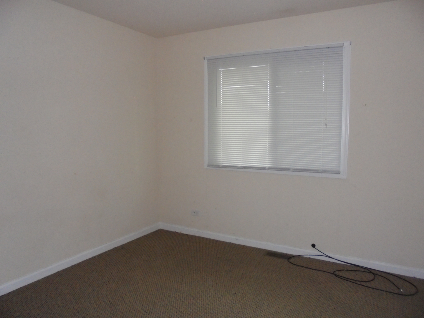 14 Oakview Road Matteson, IL 60443 - Photo 7 of 12 an empty room with a window
