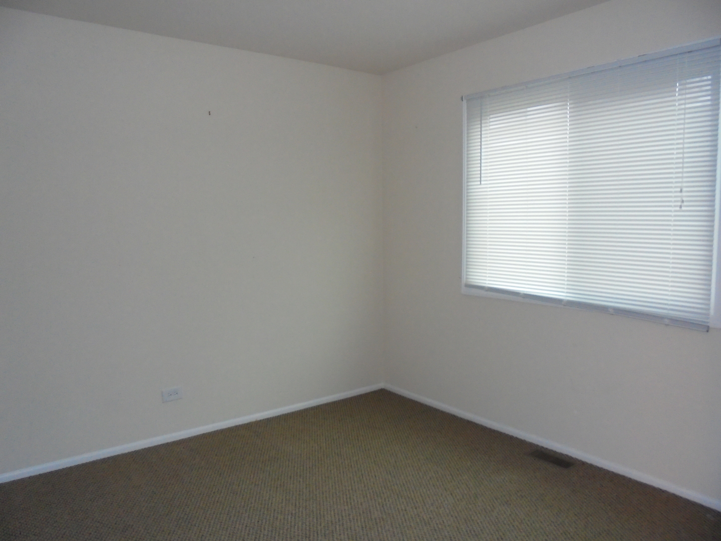 14 Oakview Road Matteson, IL 60443 - Photo 8 of 12 an empty room with a window