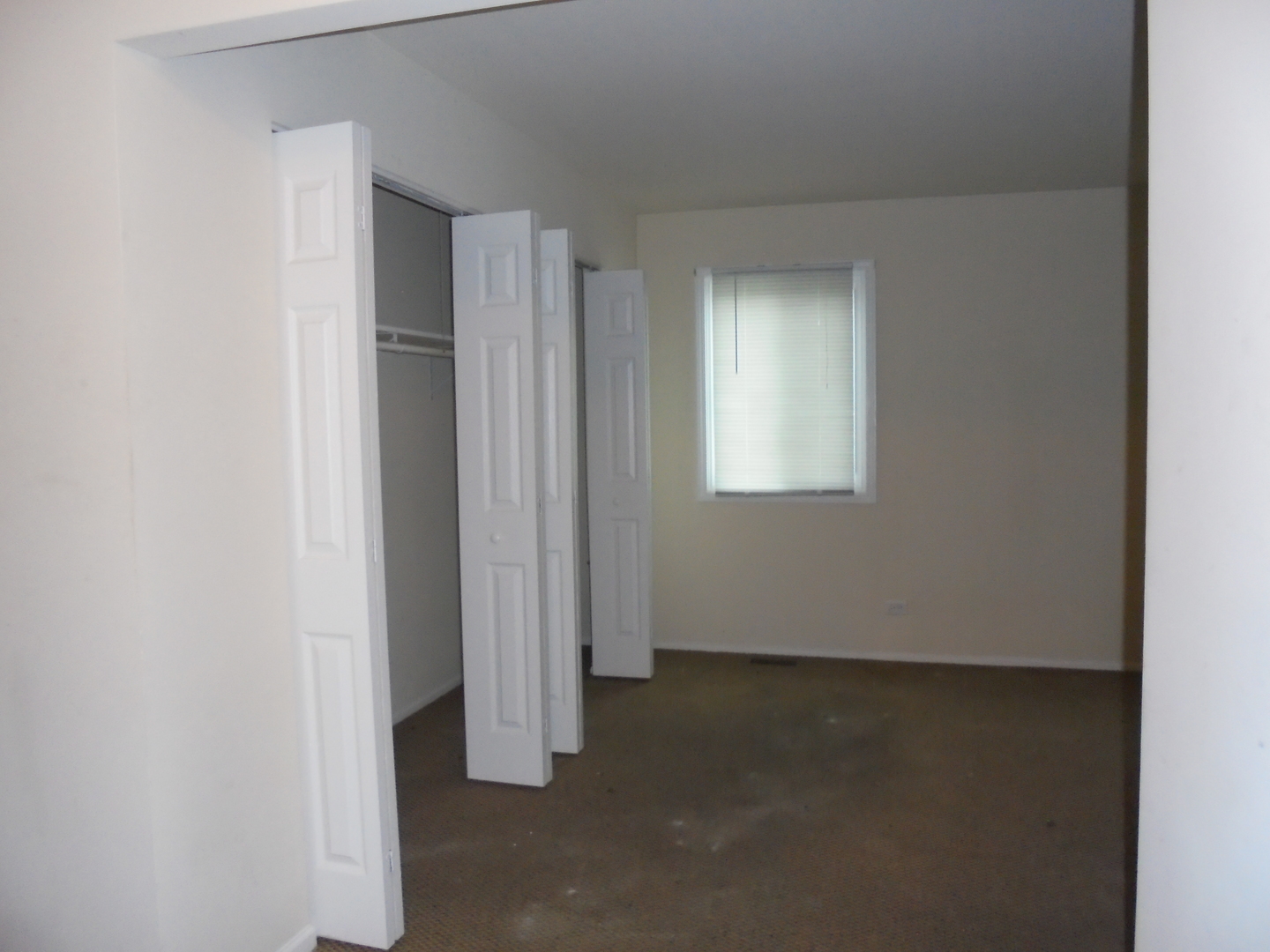 14 Oakview Road Matteson, IL 60443 - Photo 9 of 12 a view of a room that has a window in it