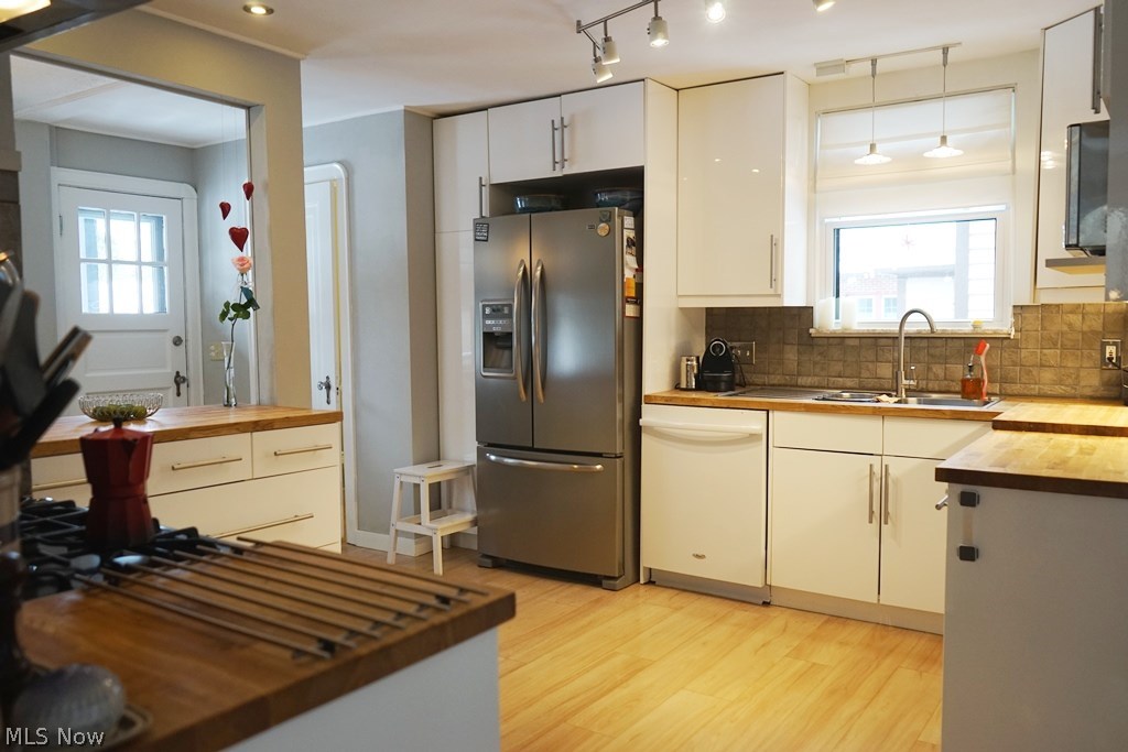 2627 Canterbury Road Cleveland, OH 44118 - Photo 8 of 21
