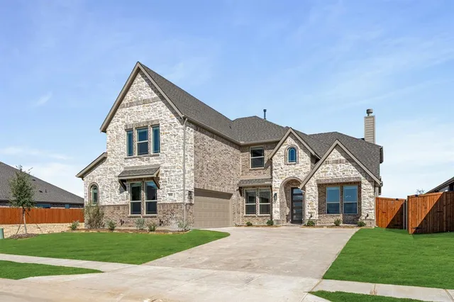 a view of house with yard and garage