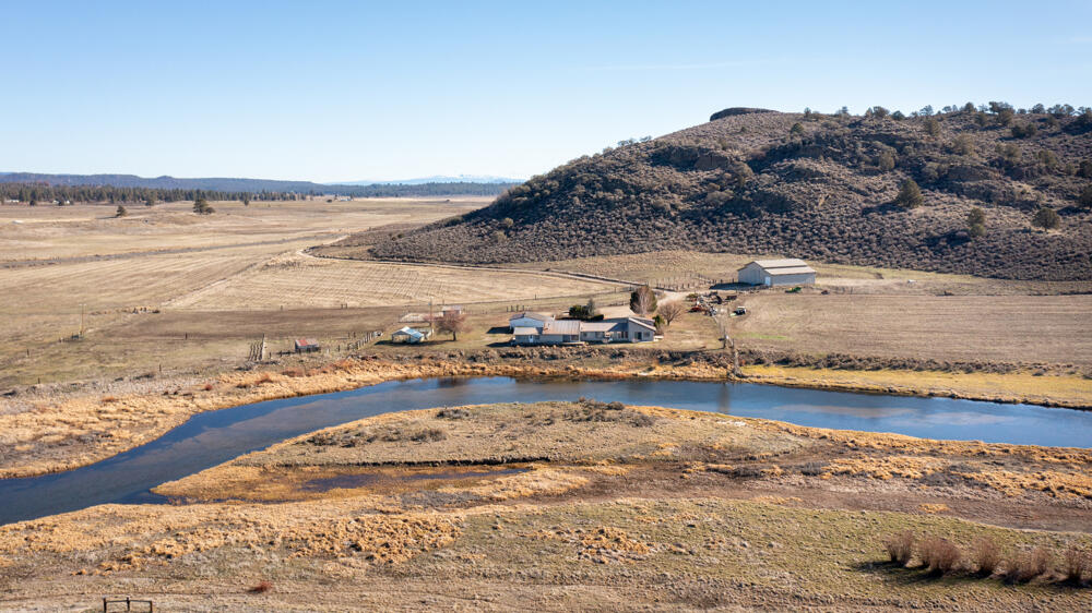 21550 Sprague River Road Chiloquin, OR 97624 - Photo 32 of 34 Aerial view of barn and property