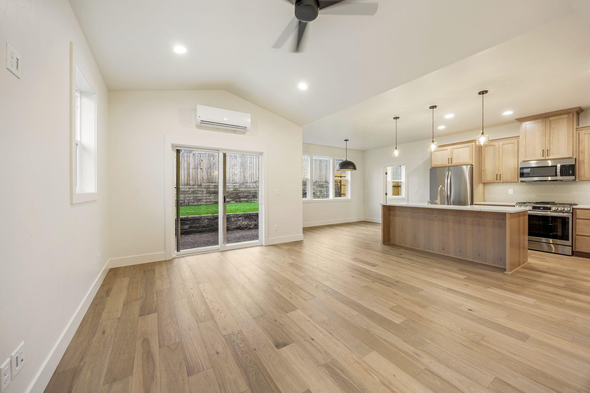 340 Randy Street Ashland, OR 97520 - Photo 3 of 44 Living Area