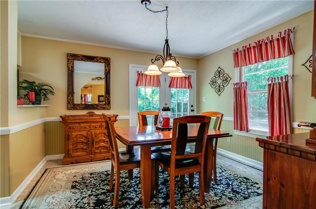 1070 Fabric Road Dickson, TN 37055 - Photo 3 of 20 Large kitchen with plenty of room for everyone to gather for a meal.