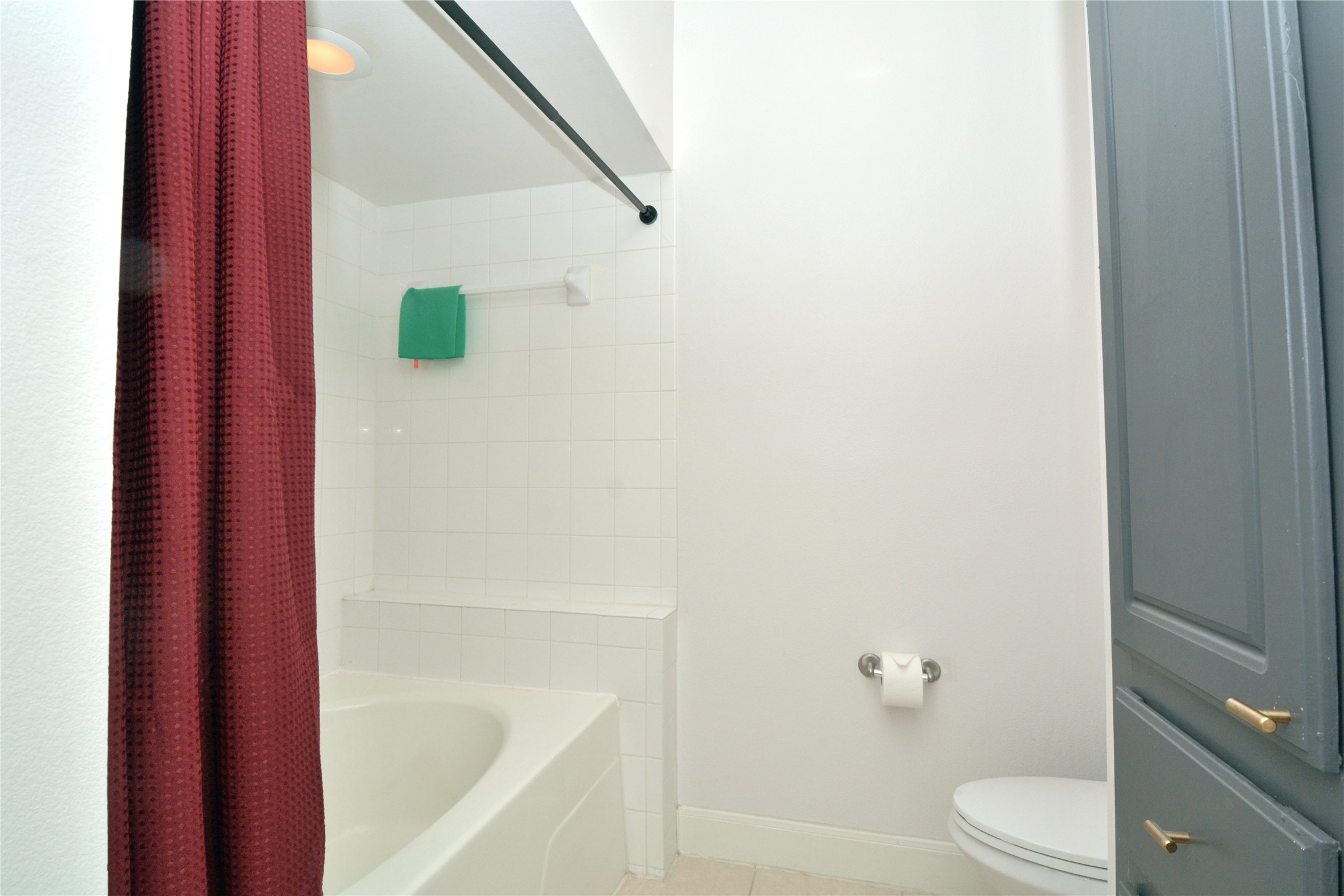 7701 Rialto Boulevard, Unit 124 Austin, TX 78735 - Photo 10 of 23 White subway tile bath surround with an integrated bench
