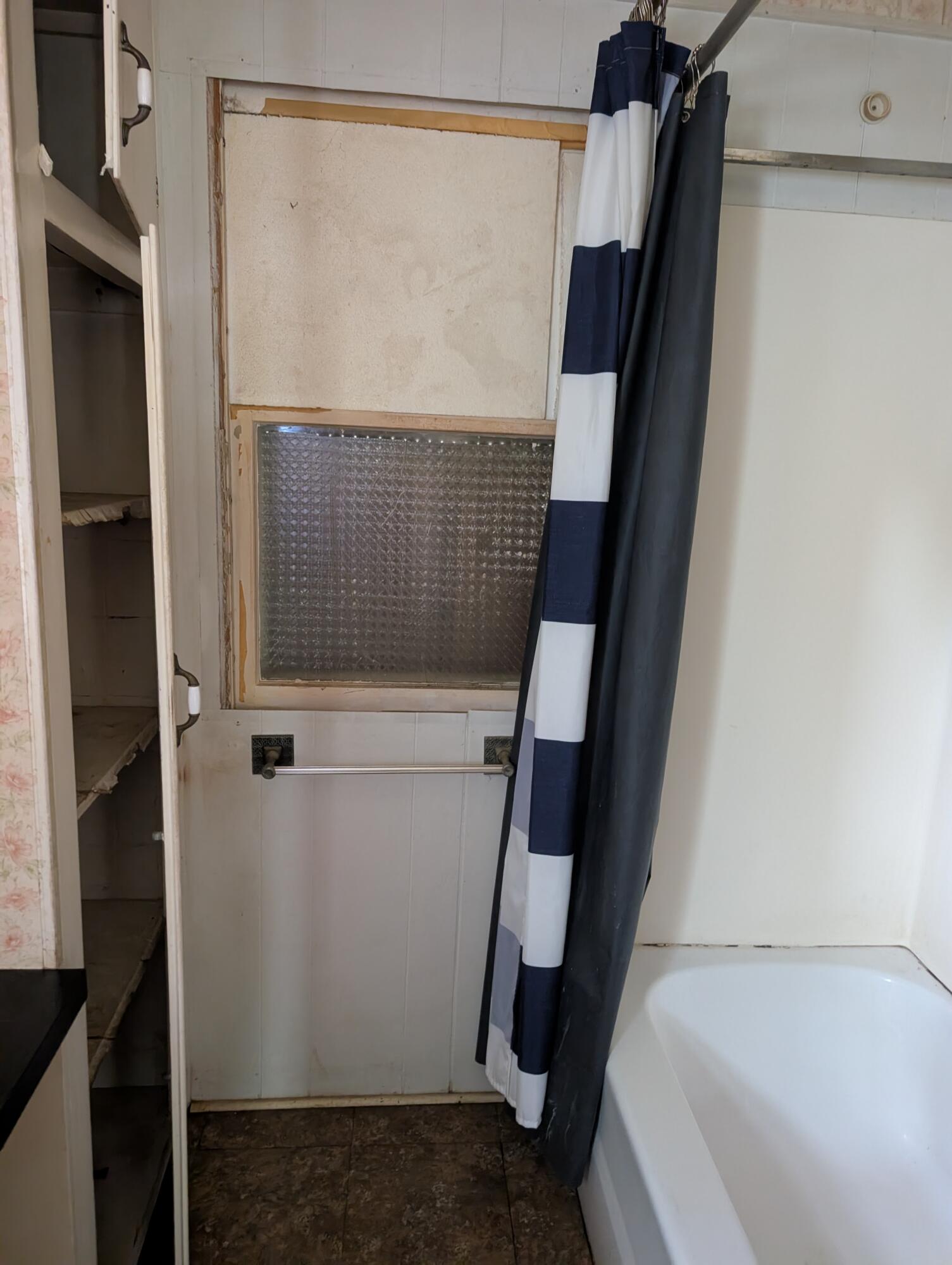 1608 2nd Street Jackson, MI 49203 - Photo 14 of 22 tub